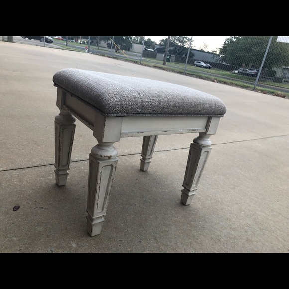 Vanity with mirror & stool. Its in new condition. Selling due to an upgrade! - Picture 4 of 5